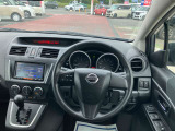 開放的で周囲が広く見渡せる運転席は車両の感覚がつかみやすくて安心安全です♪雨の日も視界良好、油膜や汚れの付着を防止するウィンドウ撥水の施工も承ります♪フロントガラスだけでなく、全ガラスに施工可能です☆