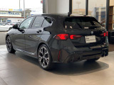 リアビューはワイド感と安定感を感じさせ、コンパクトモデルでありながらしっかりとした存在感があります。
