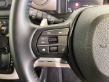 ステアリングにオーディオ操作スイッチが付いています。オーディオ画面に直接タッチしなくても操作が出来ますので、運転に集中できます。