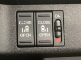 【両側パワースライドドア】両側がパワースライドドアになっており、運転席のスイッチやスマートキーでも開閉が可能です!開口部も広いので乗り降りも楽々♪