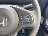 【クルーズコントロール】アクセル操作なしで一定速度を保つ機能。先行車との距離を自動調整する追従型が主流で、高速走行時の疲労を劇的に軽減します。長距離移動が多いお客様への商談では必須の快適装備です。