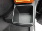 カップホルダーは運転席や助手席からちょうど手の届く位置です!!