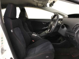 高いホールド性で運転姿勢が安定します。長距離ドライブでも疲れにくいのが魅力です。快適なドライビングライフをお送りください♪