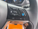 【クルーズコントロール】アクセル操作なしで一定速度を保つ機能。先行車との距離を自動調整する追従型が主流で、高速走行時の疲労を劇的に軽減します。長距離移動が多いお客様への商談では必須の快適装備です。