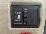 【片側パワースライドドア】片側がパワースライドドアになっており、運転席のスイッチやスマートキーでも開閉が可能です!開口部も広いので乗り降りも楽々♪
