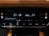 オートエアコンは左右席で独立温度コントロールが可能です。運転席はキンキンに冷やして助手席はマイルドにと言った設定が可能です☆暑さ寒さでケンカすることもなくなりますね♪