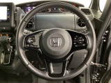 ハンドルにHondaセンシング系のクルーズコントロールやレーンキープアシストなどのスイッチと、オーディオの操作スイッチが装備されています。ハンドルから手を離さず安全に操作できます。