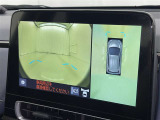 パノラミックビューモニターを装備。駐車場や交差点でクルマを真上から見るように周囲を確認できます。機能の詳細は販売店スタッフまでおたずねください。