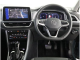 レザーステアリングにデジタルメーターです!車両情報、ナビをメーター画面内で確認できます)お客様の運転をサポートします!