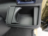 カップホルダーは運転席や助手席からちょうど手の届く位置です!!