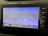 後方の見える安心をお届けするバックガイドモニター付:バックするときのアシストラインもあって楽々バック!車庫入れや縦列駐車をサポートし、苦手な駐車も安心です!今やもう手放せない装備ですネ♪