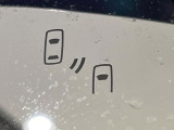 【リヤビークルディティクション】走行中、ドアミラーの死角になりやすい箇所に後続車が接近するとサイドミラー付近に警告を表示、ドライバーに注意喚起と、万一の際はハンドル操作をアシストをします。