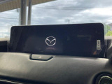 【12.3インチマツダコネクト】車内の雰囲気にマッチした大型ディスプレイ。スマホ接続でのナビ使用やBluetooth再生等、様々な機能が楽しめます。直感的なダイヤル操作が可能で、使い勝手も良好です。