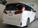 広々とした車内空間に優れた燃費性能。更にデザインも上質で人気のお車です!