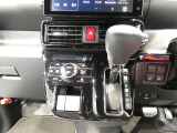 【操作しやすいパネル】オートエアコンで車内はいつでも快適。よく手が触れるシフト周りやパネル類は丁寧に拭き上げを行いました。