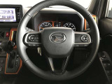 ステアリングスイッチでハンドルから手を離さなくても、音量やチャンネルなどの調整ができて安全です。