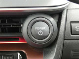 【プッシュスタート】スマートキーを携帯して、ブレーキを踏みながらスタートスイッチを押すだけでエンジンがかけられます。