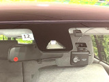 【スマートアシスト】走行中に前方の車両等を認識し、衝突しそうな時は警報とブレーキで衝突回避と被害軽減をアシスト。より安全にドライブをお楽しみいただけます。