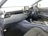 運転席周りのレイアウトをご覧ください。ナビゲーションが綺麗に装着されすっきり収まってますね!