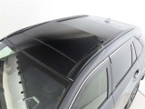 サンルーフ装備:晴れの日に開けていると凄い開放感が!雨の日や曇りの日でもサンシェードを開ければ、室内が明るくなり気分も晴れやかに!