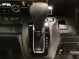 CVT車のセレクトレバーです。低速から高速まで、変速ショックのないスムーズな走りと、エンジン効率のよい領域を維持して燃費にも貢献します。サイドブレーキはスイッチ操作の電子制御パーキングブレーキです。