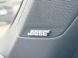 【BOSEサウンドシステム】メーカーオプションの高品位サウンドシステムを搭載。専用のチューニングが施された大小様々なスピーカーから良質なサウンドが奏でられ、臨場感あふれる音響空間を演出します。