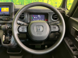 インテリアに合わせたデザインのステアリングは、運転される方のことも考え、運転しやすい形状、大きさです。是非一度、実際に触ってお確かめください。