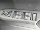 ウインドロック機構付きのパワーウインドです。ロックすることで誤操作による窓ガラスの開閉をロックできます。