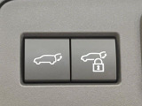【ハンズフリーパワーバックドア】リアバンパー下部に足先を出し入れするだけでバックドアが自動で開閉♪両手が荷物でふさがっている時でもラクラク開閉操作が行えます!