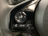 ステアリングスイッチがついていますので、オーディオのチャンネル変更、ボリューム、ジャンル変更が操作可能です。ハンドルから手を離さず安全に操作できます。