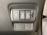 リアドアは乗り降りに便利な両側電動スライドドアです。また運転席に座っていながらスイッチ操作で自在にスライドドアを開け閉めできます。またHondaセンシング用のVSA解除スイッチも装備しています。