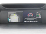 バック時に、バックソナーと運転席から死角になりやすい左前タイヤ付近をモニターできるサイドビューモニターが起動し、状況を表示いたします