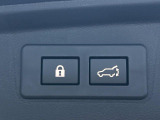 【パワーバックドア】スマートキーや運転席のボタンを押すだけでリアゲートが自動で開閉します!荷物を持っている時や、高い位置にあるバックドアを閉める際に便利な機能です♪