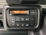 セレクトレバーの左上にオートエアコンがついてますので、お好みの温度をセットするだけで風の強さや風量を自動で調整します。スイッチも簡単操作で快適に過ごせます。