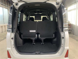 サードシート跳ね上げ式で折りたたみ可能です。キャンプ用品など大きな荷物もばっちり収納可能です!