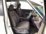 フロント広々、セパレートシートの運転席は、ハイトアジャスターが付いているので、快適にドライブができます。ハンドルはテレスコピック機能で、ハンドル位置を上・下・手前・奥に調節できます。