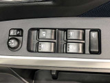 パワーウィンドのスイッチです。運転席に座りながら、助手席や後席の窓を開け閉めできるので大変便利ですよ。