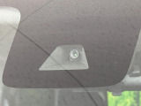【三菱e-Assist】走行中に前方の車両等を認識し、衝突しそうな時は警報とブレーキで衝突回避と被害軽減をアシスト。より安全にドライブをお楽しみいただけます。