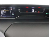 スタイリッシュなデザインのインパネ。各操作スイッチは使いやすい位置に配置されてます。