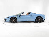 エクステリアは、往年のレーシング・フェラーリを彷彿とさせる気品あるヒストリック・ライトブルー「Azzurro La Plata」を特注ペイントで纏います。