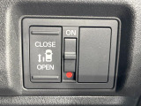 【両側スライドドア】駐車場で隣の車との間隔が狭く乗りにくい時、スライドドアなら安心!ドアオープン時も幅を取らず、開口部が広いので乗り降りがとっても簡単です。大きな荷物の出し入れも後席から可能♪