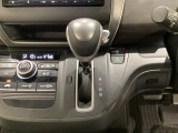 CVT車のセレクトレバーです。低速から高速まで、変速ショックのないスムーズな走りを実現するとともに、エンジン効率のよい領域を維持することで燃費にも貢献します。