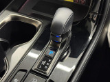 【シフトレバー】シフトポジションを電動で制御する「エレクトロシフトマチック」を採用。MTモード(パドルシフト)はエンジンブレーキやパワフルな加速を要する際など様々なケースで活躍。