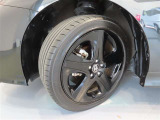 トヨタ純正アルミホイール。タイヤサイズは、215/45R17です。
