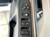 【電動格納ミラー】サイドミラーは電動格納式となっており、狭い駐車場でもキズがつくリスクを抑えられます。