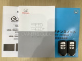 スマートキーは鍵をバッグに入れたままでもドアロックの開閉やエンジンのON・OFFができます。夜間や雨の日も鍵を探さなくて良いので便利です。