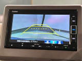 リバースギアに入れるだけで後方の表示へ切り替わります。夜間や雨の日の駐車も楽になりますよ。