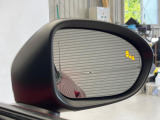 【ブラインドスポットモニタリング】走行中、ドアミラーの死角になりやすい箇所に後続車が接近するとサイドミラー付近に警告を表示、ドライバーに注意喚起をしてくれます。