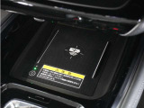 ◆ワイヤレス充電器◆ワイヤレス充電規格Qiに適合した機器を充電エリアに置くことで使用できます。