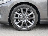 18インチ純正アルミホイールを装備。タイヤサイズは215/45R18となります。